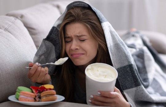 Cara Mengatasi Emotional Eating untuk Mengembalikan Kendali Hidup dan Kesehatan Mental