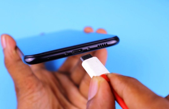 Perbedaan Kabel Fast Charging dan Biasa untuk HP Android