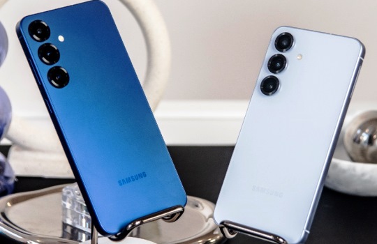 Samsung Galaxy S25 vs iPhone 17 Pertarungan Smartphone Flagship Mana yang Lebih Worth It